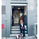 Zerrin Tekindor Instagram – Dün akşam Harold Pinter Theatre’da #StephenBrown’un yazdığı, #TomMorris’in yönettiği #DrSemmelweis adlı oyunu seyrettim. 1800’lerde yaşamış bir bilim insanı ve hekim olan ve el yıkamanın doğum sırasında ve ameliyatlarda en önemli şey olduğunu bas bas bağıran ama diğer doktorların umursamadığı Ignaz Semmelweis’ın hikayesi anlatılıyor oyunda. #MarkRylance yine her zamanki gibi sinir bozucu iyi oynuyor. Tiyatroyla baleyi birleştirmişler; birçok sahne replikle değil baleyle anlatıldı. Ve konservatuvarın ilk senesinde yaptığımız mimik derslerini hatırladım; bütün doğum sahneleri, bebekler, ameliyatlar hep mimikti. Çok enteresandı.
@haroldpintertheatre @semmelweisldn