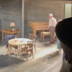 Zerrin Tekindor Instagram – Dün akşam Wyndham’s Theatre’da Eugene O’Neill klasiği #LongDaysJourneyIntoNight’ı (Günden Geceye) seyrettim. #JeremyHerrin yönetmiş.
Oyunun en etkileyici yanı #PatriciaClarkson’ın şahane oyunculuğuydu. Morfin bağımlısı bir annenin dağınık, ortaya saçılıp toplanan duygularını, geçişlerini görmek çok etkileyiciydi. Çok zeki bir kadın gözümüzün önünde kayboldu adeta… Ve diğer oyuncuları olağanüstü dinliyordu kendi replikleri olmadığı zamanlarda da… Gözümü alamadım, birçok yerde onun diğer oyuncuları dinlemesini seyrettim. 
#BrianCox’un #Succession’daki karizması ve performansını düşünürsek bu oyunda beklediğimi bulamadığımı söyleyebilirim.
Oyun ara dahil 3 saat 20 dakika sürdü. Bence çok uzundu.
@journeyonstage