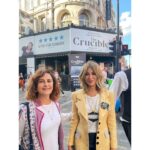 Zerrin Tekindor Instagram – Dün akşam Gielgud Theatre’da Lyndsey Turner’ın yönettiği @nationaltheatre prodüksiyonu #TheCrucible’ı (Cadı Kazanı) seyrettik. Şahaneydi. Olağanüstü bir reji, dekor (@esdevlin) ve ışık tasarımı (@timlutkin_lighting_design) vardı. 3 saatlik oyun 1.5 saat gibi geçti. Fırsatı olan herkese tavsiye edeceğim bir Arthur Miller klasiği.
#cadıkazanı #arthurmiller #westend #thecrucible @crucibleonstage