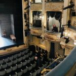 Zerrin Tekindor Instagram - Dün akşam Wyndham’s Theatre’da Eugene O’Neill klasiği #LongDaysJourneyIntoNight’ı (Günden Geceye) seyrettim. #JeremyHerrin yönetmiş. Oyunun en etkileyici yanı #PatriciaClarkson’ın şahane oyunculuğuydu. Morfin bağımlısı bir annenin dağınık, ortaya saçılıp toplanan duygularını, geçişlerini görmek çok etkileyiciydi. Çok zeki bir kadın gözümüzün önünde kayboldu adeta… Ve diğer oyuncuları olağanüstü dinliyordu kendi replikleri olmadığı zamanlarda da… Gözümü alamadım, birçok yerde onun diğer oyuncuları dinlemesini seyrettim. #BrianCox’un #Succession’daki karizması ve performansını düşünürsek bu oyunda beklediğimi bulamadığımı söyleyebilirim. Oyun ara dahil 3 saat 20 dakika sürdü. Bence çok uzundu. @journeyonstage