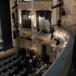 Zerrin Tekindor Instagram - Dün akşam Wyndham’s Theatre’da Eugene O’Neill klasiği #LongDaysJourneyIntoNight’ı (Günden Geceye) seyrettim. #JeremyHerrin yönetmiş. Oyunun en etkileyici yanı #PatriciaClarkson’ın şahane oyunculuğuydu. Morfin bağımlısı bir annenin dağınık, ortaya saçılıp toplanan duygularını, geçişlerini görmek çok etkileyiciydi. Çok zeki bir kadın gözümüzün önünde kayboldu adeta… Ve diğer oyuncuları olağanüstü dinliyordu kendi replikleri olmadığı zamanlarda da… Gözümü alamadım, birçok yerde onun diğer oyuncuları dinlemesini seyrettim. #BrianCox’un #Succession’daki karizması ve performansını düşünürsek bu oyunda beklediğimi bulamadığımı söyleyebilirim. Oyun ara dahil 3 saat 20 dakika sürdü. Bence çok uzundu. @journeyonstage