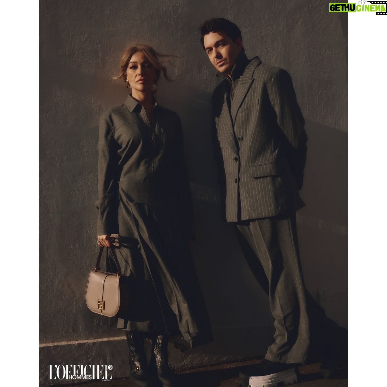 Zerrin Tekindor Instagram - L’Officiel Hommes ile yaptığımız söyleşi ve fotoğraf çekimi çok zevkliydi… Herkese çok teşekkür ederim. Hiracığım sana da… 🩷 @htkndr @lofficielhommesturkiye Röportaj: @yiituna Fotoğraf: @maxgiorgeschi Moda Direktörü: @yagmurkural_ Moda Editörü: @yagmursefa Saç: @hairstylist_akr Makyaj: @jana.reininger Fotoğraf Asistanı: @jakespencerphoto Moda Editörü Asistanı: @birhanboristrz
