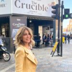 Zerrin Tekindor Instagram – Dün akşam Gielgud Theatre’da Lyndsey Turner’ın yönettiği @nationaltheatre prodüksiyonu #TheCrucible’ı (Cadı Kazanı) seyrettik. Şahaneydi. Olağanüstü bir reji, dekor (@esdevlin) ve ışık tasarımı (@timlutkin_lighting_design) vardı. 3 saatlik oyun 1.5 saat gibi geçti. Fırsatı olan herkese tavsiye edeceğim bir Arthur Miller klasiği.
#cadıkazanı #arthurmiller #westend #thecrucible @crucibleonstage
