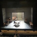 Zerrin Tekindor Instagram - Dün akşam Wyndham’s Theatre’da Eugene O’Neill klasiği #LongDaysJourneyIntoNight’ı (Günden Geceye) seyrettim. #JeremyHerrin yönetmiş. Oyunun en etkileyici yanı #PatriciaClarkson’ın şahane oyunculuğuydu. Morfin bağımlısı bir annenin dağınık, ortaya saçılıp toplanan duygularını, geçişlerini görmek çok etkileyiciydi. Çok zeki bir kadın gözümüzün önünde kayboldu adeta… Ve diğer oyuncuları olağanüstü dinliyordu kendi replikleri olmadığı zamanlarda da… Gözümü alamadım, birçok yerde onun diğer oyuncuları dinlemesini seyrettim. #BrianCox’un #Succession’daki karizması ve performansını düşünürsek bu oyunda beklediğimi bulamadığımı söyleyebilirim. Oyun ara dahil 3 saat 20 dakika sürdü. Bence çok uzundu. @journeyonstage