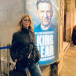 Zerrin Tekindor Instagram - Dün akşam Wyndham’s Theatre’da #KennethBranagh’nın yönettiği ve oynadığı #KingLear’i seyrettim. Oyun yeni başlamış ve sadece 50 kez oynanacakmış. Branagh oyunu Cilalı Taş Devri’ne uyarlamış. Çok tuhaf bir ritmi vardı oyunun, vurmalı çalgılar gibiydi entonasyonları. Tek perde, 2 saat. Lear oyunun başında, kızlarına kraliyet topraklarını pay etmek yerine, gökyüzündeki yıldızları paylaştırdı. Shakespeare ne kadar büyülü; yazdıkları taş devrine de uymuş. Kenneth Branagh’nın inanılmaz bir performansı vardı, özellikle oyunun ikinci kısmında. Edgar’ı oynayan #DougColling ve Edmund’u oynayan @coreymylchreest de müthişlerdi. Finalde şahane bir düello sahnesi oynadılar inanılmaz bir sürat ve hareket düzeniyle. Kalbim ağzımdan çıktı birine bir şey olacak diye. Biz hala ağır çekim düellolara devam 👍🏻… Neyse hiç girmeyeyim bu konulara.