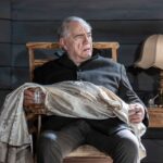 Zerrin Tekindor Instagram - Dün akşam Wyndham’s Theatre’da Eugene O’Neill klasiği #LongDaysJourneyIntoNight’ı (Günden Geceye) seyrettim. #JeremyHerrin yönetmiş. Oyunun en etkileyici yanı #PatriciaClarkson’ın şahane oyunculuğuydu. Morfin bağımlısı bir annenin dağınık, ortaya saçılıp toplanan duygularını, geçişlerini görmek çok etkileyiciydi. Çok zeki bir kadın gözümüzün önünde kayboldu adeta… Ve diğer oyuncuları olağanüstü dinliyordu kendi replikleri olmadığı zamanlarda da… Gözümü alamadım, birçok yerde onun diğer oyuncuları dinlemesini seyrettim. #BrianCox’un #Succession’daki karizması ve performansını düşünürsek bu oyunda beklediğimi bulamadığımı söyleyebilirim. Oyun ara dahil 3 saat 20 dakika sürdü. Bence çok uzundu. @journeyonstage