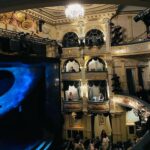 Zerrin Tekindor Instagram - Dün akşam Wyndham’s Theatre’da #KennethBranagh’nın yönettiği ve oynadığı #KingLear’i seyrettim. Oyun yeni başlamış ve sadece 50 kez oynanacakmış. Branagh oyunu Cilalı Taş Devri’ne uyarlamış. Çok tuhaf bir ritmi vardı oyunun, vurmalı çalgılar gibiydi entonasyonları. Tek perde, 2 saat. Lear oyunun başında, kızlarına kraliyet topraklarını pay etmek yerine, gökyüzündeki yıldızları paylaştırdı. Shakespeare ne kadar büyülü; yazdıkları taş devrine de uymuş. Kenneth Branagh’nın inanılmaz bir performansı vardı, özellikle oyunun ikinci kısmında. Edgar’ı oynayan #DougColling ve Edmund’u oynayan @coreymylchreest de müthişlerdi. Finalde şahane bir düello sahnesi oynadılar inanılmaz bir sürat ve hareket düzeniyle. Kalbim ağzımdan çıktı birine bir şey olacak diye. Biz hala ağır çekim düellolara devam 👍🏻… Neyse hiç girmeyeyim bu konulara.