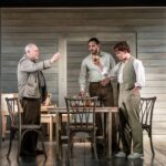 Zerrin Tekindor Instagram – Dün akşam Wyndham’s Theatre’da Eugene O’Neill klasiği #LongDaysJourneyIntoNight’ı (Günden Geceye) seyrettim. #JeremyHerrin yönetmiş.
Oyunun en etkileyici yanı #PatriciaClarkson’ın şahane oyunculuğuydu. Morfin bağımlısı bir annenin dağınık, ortaya saçılıp toplanan duygularını, geçişlerini görmek çok etkileyiciydi. Çok zeki bir kadın gözümüzün önünde kayboldu adeta… Ve diğer oyuncuları olağanüstü dinliyordu kendi replikleri olmadığı zamanlarda da… Gözümü alamadım, birçok yerde onun diğer oyuncuları dinlemesini seyrettim. 
#BrianCox’un #Succession’daki karizması ve performansını düşünürsek bu oyunda beklediğimi bulamadığımı söyleyebilirim.
Oyun ara dahil 3 saat 20 dakika sürdü. Bence çok uzundu.
@journeyonstage