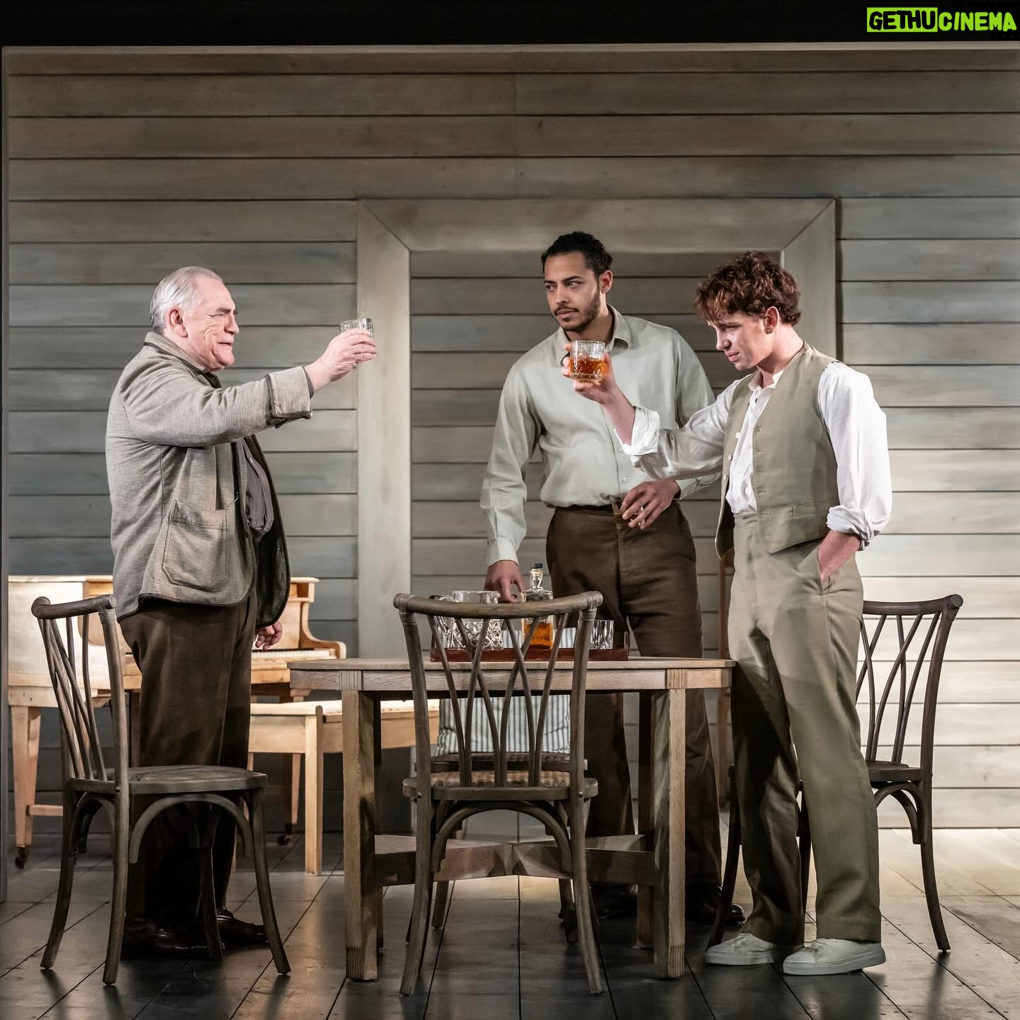 Zerrin Tekindor Instagram - Dün akşam Wyndham’s Theatre’da Eugene O’Neill klasiği #LongDaysJourneyIntoNight’ı (Günden Geceye) seyrettim. #JeremyHerrin yönetmiş. Oyunun en etkileyici yanı #PatriciaClarkson’ın şahane oyunculuğuydu. Morfin bağımlısı bir annenin dağınık, ortaya saçılıp toplanan duygularını, geçişlerini görmek çok etkileyiciydi. Çok zeki bir kadın gözümüzün önünde kayboldu adeta… Ve diğer oyuncuları olağanüstü dinliyordu kendi replikleri olmadığı zamanlarda da… Gözümü alamadım, birçok yerde onun diğer oyuncuları dinlemesini seyrettim. #BrianCox’un #Succession’daki karizması ve performansını düşünürsek bu oyunda beklediğimi bulamadığımı söyleyebilirim. Oyun ara dahil 3 saat 20 dakika sürdü. Bence çok uzundu. @journeyonstage