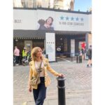 Zerrin Tekindor Instagram – Dün akşam Gielgud Theatre’da Lyndsey Turner’ın yönettiği @nationaltheatre prodüksiyonu #TheCrucible’ı (Cadı Kazanı) seyrettik. Şahaneydi. Olağanüstü bir reji, dekor (@esdevlin) ve ışık tasarımı (@timlutkin_lighting_design) vardı. 3 saatlik oyun 1.5 saat gibi geçti. Fırsatı olan herkese tavsiye edeceğim bir Arthur Miller klasiği.
#cadıkazanı #arthurmiller #westend #thecrucible @crucibleonstage