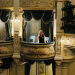 Zerrin Tekindor Instagram – Dün akşam Wyndham’s Theatre’da #KennethBranagh’nın yönettiği ve oynadığı #KingLear’i seyrettim. Oyun yeni başlamış ve sadece 50 kez oynanacakmış.
Branagh oyunu Cilalı Taş Devri’ne uyarlamış. Çok tuhaf bir ritmi vardı oyunun, vurmalı çalgılar gibiydi entonasyonları. Tek perde, 2 saat. Lear oyunun başında, kızlarına kraliyet topraklarını pay etmek yerine, gökyüzündeki yıldızları paylaştırdı. Shakespeare ne kadar büyülü; yazdıkları taş devrine de uymuş. Kenneth Branagh’nın inanılmaz bir performansı vardı, özellikle oyunun ikinci kısmında. Edgar’ı oynayan #DougColling ve Edmund’u oynayan @coreymylchreest de müthişlerdi. Finalde şahane bir düello sahnesi oynadılar inanılmaz bir sürat ve hareket düzeniyle. Kalbim ağzımdan çıktı birine bir şey olacak diye. Biz hala ağır çekim düellolara devam 👍🏻… Neyse hiç girmeyeyim bu konulara.