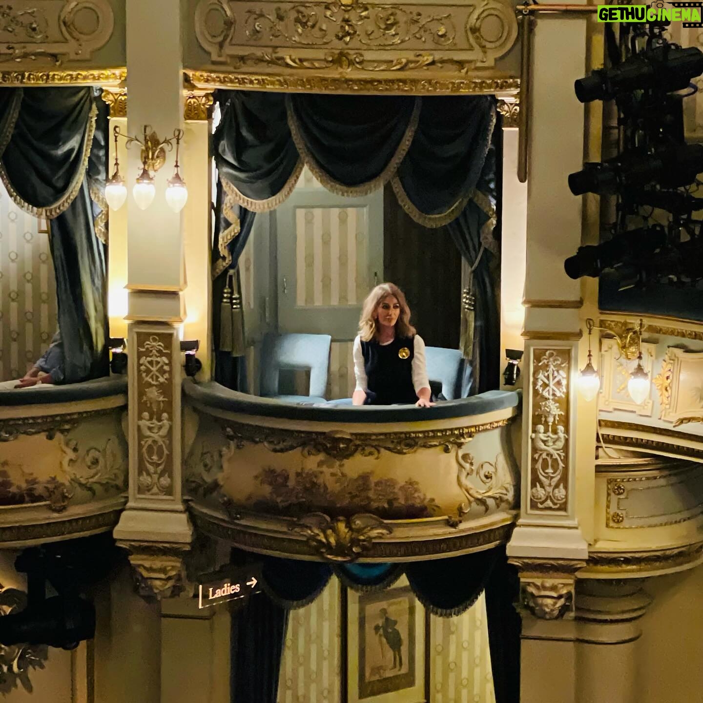 Zerrin Tekindor Instagram - Dün akşam Wyndham’s Theatre’da #KennethBranagh’nın yönettiği ve oynadığı #KingLear’i seyrettim. Oyun yeni başlamış ve sadece 50 kez oynanacakmış. Branagh oyunu Cilalı Taş Devri’ne uyarlamış. Çok tuhaf bir ritmi vardı oyunun, vurmalı çalgılar gibiydi entonasyonları. Tek perde, 2 saat. Lear oyunun başında, kızlarına kraliyet topraklarını pay etmek yerine, gökyüzündeki yıldızları paylaştırdı. Shakespeare ne kadar büyülü; yazdıkları taş devrine de uymuş. Kenneth Branagh’nın inanılmaz bir performansı vardı, özellikle oyunun ikinci kısmında. Edgar’ı oynayan #DougColling ve Edmund’u oynayan @coreymylchreest de müthişlerdi. Finalde şahane bir düello sahnesi oynadılar inanılmaz bir sürat ve hareket düzeniyle. Kalbim ağzımdan çıktı birine bir şey olacak diye. Biz hala ağır çekim düellolara devam 👍🏻… Neyse hiç girmeyeyim bu konulara.