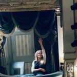 Zerrin Tekindor Instagram – Dün akşam Wyndham’s Theatre’da #KennethBranagh’nın yönettiği ve oynadığı #KingLear’i seyrettim. Oyun yeni başlamış ve sadece 50 kez oynanacakmış.
Branagh oyunu Cilalı Taş Devri’ne uyarlamış. Çok tuhaf bir ritmi vardı oyunun, vurmalı çalgılar gibiydi entonasyonları. Tek perde, 2 saat. Lear oyunun başında, kızlarına kraliyet topraklarını pay etmek yerine, gökyüzündeki yıldızları paylaştırdı. Shakespeare ne kadar büyülü; yazdıkları taş devrine de uymuş. Kenneth Branagh’nın inanılmaz bir performansı vardı, özellikle oyunun ikinci kısmında. Edgar’ı oynayan #DougColling ve Edmund’u oynayan @coreymylchreest de müthişlerdi. Finalde şahane bir düello sahnesi oynadılar inanılmaz bir sürat ve hareket düzeniyle. Kalbim ağzımdan çıktı birine bir şey olacak diye. Biz hala ağır çekim düellolara devam 👍🏻… Neyse hiç girmeyeyim bu konulara.
