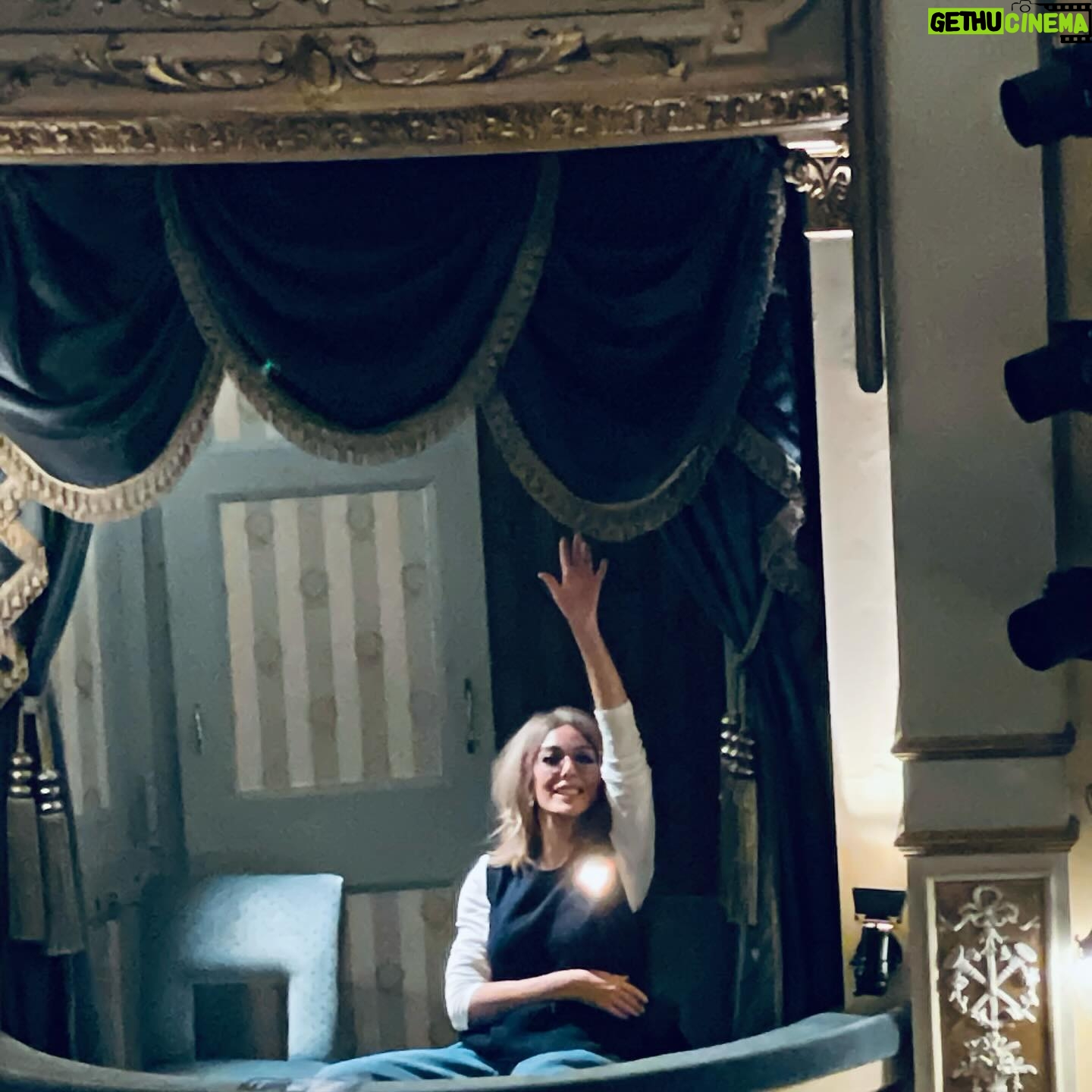 Zerrin Tekindor Instagram - Dün akşam Wyndham’s Theatre’da #KennethBranagh’nın yönettiği ve oynadığı #KingLear’i seyrettim. Oyun yeni başlamış ve sadece 50 kez oynanacakmış. Branagh oyunu Cilalı Taş Devri’ne uyarlamış. Çok tuhaf bir ritmi vardı oyunun, vurmalı çalgılar gibiydi entonasyonları. Tek perde, 2 saat. Lear oyunun başında, kızlarına kraliyet topraklarını pay etmek yerine, gökyüzündeki yıldızları paylaştırdı. Shakespeare ne kadar büyülü; yazdıkları taş devrine de uymuş. Kenneth Branagh’nın inanılmaz bir performansı vardı, özellikle oyunun ikinci kısmında. Edgar’ı oynayan #DougColling ve Edmund’u oynayan @coreymylchreest de müthişlerdi. Finalde şahane bir düello sahnesi oynadılar inanılmaz bir sürat ve hareket düzeniyle. Kalbim ağzımdan çıktı birine bir şey olacak diye. Biz hala ağır çekim düellolara devam 👍🏻… Neyse hiç girmeyeyim bu konulara.