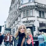 Zerrin Tekindor Instagram – Bugün @savoytheatreldn’da Neil Simon oyunu @plazasuiteuk’i seyrettim. İzlemesi çok zevkli, çok komik bir oyundu. Farklı zamanlarda, aynı otel odasında geçen üç hikayeden oluşuyor. Beklediğimden çok daha iyiydi. @sarahjessicaparker’ı ben çok severim de herkes çok seviyormuş meğer. Sahneye çıktığında kıyamet koptu. Çok doğal, çok sempatik ve inanılmaz zarifti. Çok ışıklı bir oyuncu, başka bir oyunda seyretmeyi yine çok isterim. #matthewbroderick de harikaydı. Çok komikti o da… İki oyuncunun da uyumu inanılmaz iyiydi. İyi ki seyretmişim. Tavsiye ederim… #plazasuite #neilsimon #sarahjessicaparker #plazasuitetheshow