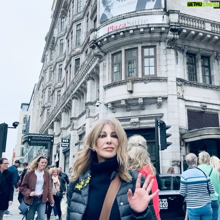 Zerrin Tekindor Instagram - Bugün @savoytheatreldn’da Neil Simon oyunu @plazasuiteuk’i seyrettim. İzlemesi çok zevkli, çok komik bir oyundu. Farklı zamanlarda, aynı otel odasında geçen üç hikayeden oluşuyor. Beklediğimden çok daha iyiydi. @sarahjessicaparker’ı ben çok severim de herkes çok seviyormuş meğer. Sahneye çıktığında kıyamet koptu. Çok doğal, çok sempatik ve inanılmaz zarifti. Çok ışıklı bir oyuncu, başka bir oyunda seyretmeyi yine çok isterim. #matthewbroderick de harikaydı. Çok komikti o da… İki oyuncunun da uyumu inanılmaz iyiydi. İyi ki seyretmişim. Tavsiye ederim… #plazasuite #neilsimon #sarahjessicaparker #plazasuitetheshow