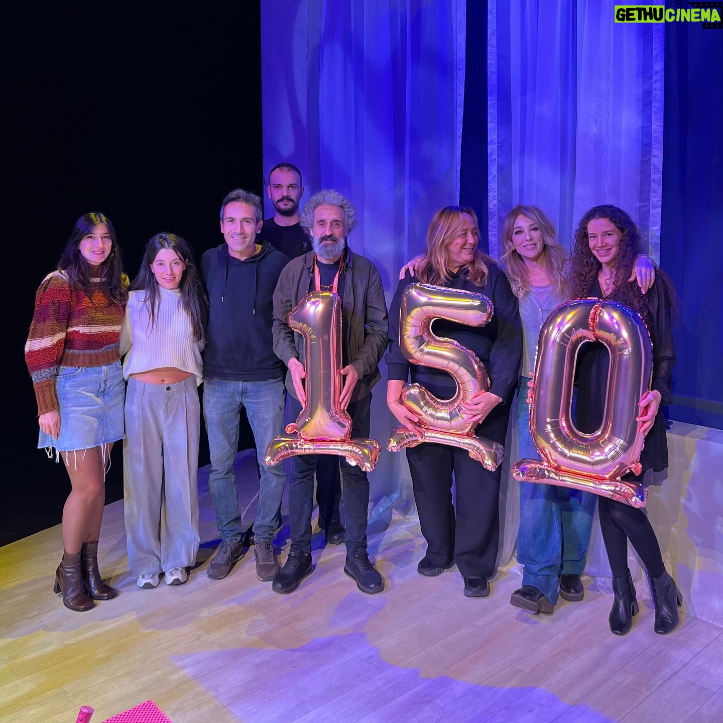 Zerrin Tekindor Instagram - Çok büyük heyecanla, zevkle oynadığım oyun #Toz’un 150. oyunu sahnelendi dün akşam. Beraber çalıştığımız tüm arkadaşlarıma ve oyunumuza gelen tüm seyircilerimize çok çok teşekkür ederim. Çok şanslıyım. 🤍🍃☁️🕸️✨ @tozoyunofficial