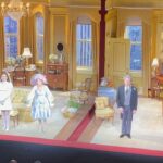 Zerrin Tekindor Instagram – Bugün @savoytheatreldn’da Neil Simon oyunu @plazasuiteuk’i seyrettim. İzlemesi çok zevkli, çok komik bir oyundu. Farklı zamanlarda, aynı otel odasında geçen üç hikayeden oluşuyor. Beklediğimden çok daha iyiydi. @sarahjessicaparker’ı ben çok severim de herkes çok seviyormuş meğer. Sahneye çıktığında kıyamet koptu. Çok doğal, çok sempatik ve inanılmaz zarifti. Çok ışıklı bir oyuncu, başka bir oyunda seyretmeyi yine çok isterim. #matthewbroderick de harikaydı. Çok komikti o da… İki oyuncunun da uyumu inanılmaz iyiydi. İyi ki seyretmişim. Tavsiye ederim… #plazasuite #neilsimon #sarahjessicaparker #plazasuitetheshow