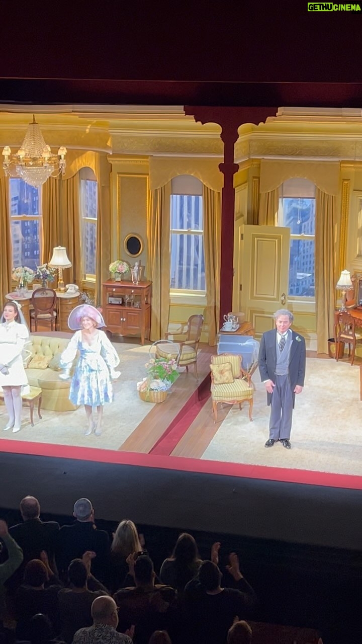 Zerrin Tekindor Instagram - Bugün @savoytheatreldn’da Neil Simon oyunu @plazasuiteuk’i seyrettim. İzlemesi çok zevkli, çok komik bir oyundu. Farklı zamanlarda, aynı otel odasında geçen üç hikayeden oluşuyor. Beklediğimden çok daha iyiydi. @sarahjessicaparker’ı ben çok severim de herkes çok seviyormuş meğer. Sahneye çıktığında kıyamet koptu. Çok doğal, çok sempatik ve inanılmaz zarifti. Çok ışıklı bir oyuncu, başka bir oyunda seyretmeyi yine çok isterim. #matthewbroderick de harikaydı. Çok komikti o da… İki oyuncunun da uyumu inanılmaz iyiydi. İyi ki seyretmişim. Tavsiye ederim… #plazasuite #neilsimon #sarahjessicaparker #plazasuitetheshow
