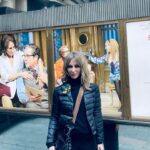 Zerrin Tekindor Instagram – Bugün @savoytheatreldn’da Neil Simon oyunu @plazasuiteuk’i seyrettim. İzlemesi çok zevkli, çok komik bir oyundu. Farklı zamanlarda, aynı otel odasında geçen üç hikayeden oluşuyor. Beklediğimden çok daha iyiydi. @sarahjessicaparker’ı ben çok severim de herkes çok seviyormuş meğer. Sahneye çıktığında kıyamet koptu. Çok doğal, çok sempatik ve inanılmaz zarifti. Çok ışıklı bir oyuncu, başka bir oyunda seyretmeyi yine çok isterim. #matthewbroderick de harikaydı. Çok komikti o da… İki oyuncunun da uyumu inanılmaz iyiydi. İyi ki seyretmişim. Tavsiye ederim… #plazasuite #neilsimon #sarahjessicaparker #plazasuitetheshow