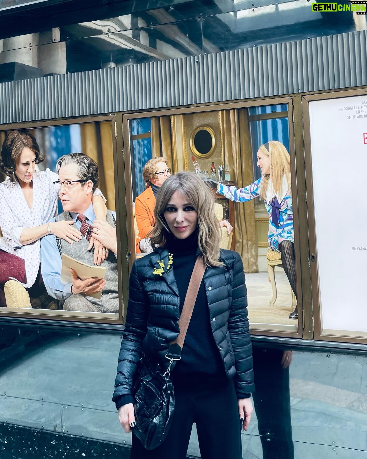 Zerrin Tekindor Instagram - Bugün @savoytheatreldn’da Neil Simon oyunu @plazasuiteuk’i seyrettim. İzlemesi çok zevkli, çok komik bir oyundu. Farklı zamanlarda, aynı otel odasında geçen üç hikayeden oluşuyor. Beklediğimden çok daha iyiydi. @sarahjessicaparker’ı ben çok severim de herkes çok seviyormuş meğer. Sahneye çıktığında kıyamet koptu. Çok doğal, çok sempatik ve inanılmaz zarifti. Çok ışıklı bir oyuncu, başka bir oyunda seyretmeyi yine çok isterim. #matthewbroderick de harikaydı. Çok komikti o da… İki oyuncunun da uyumu inanılmaz iyiydi. İyi ki seyretmişim. Tavsiye ederim… #plazasuite #neilsimon #sarahjessicaparker #plazasuitetheshow