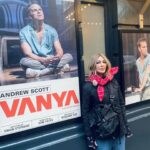 Zerrin Tekindor Instagram – Çehov’un en güzel oyunlarından biri #VanyaDayı, #AndrewScott tarafından tek başına oynanıyor. Metni #SimonStephens uyarlamış, #SamYates yönetmiş. Tek kişilik oyun diye teksti kısaltmamışlar; oyunun tamamını, yazıldığı gibi tek başına oynadı 110 dakikada. Göremiyorduk ama adeta bütün karakterler sahnedeydi. Seyrettiğim en iyi oyun ve en iyi performanslardan biriydi. #AndrewScott ne oynarsa oynasın hepsini takip edeceğim bundan sonra. 👏🏻👏🏻👏🏻🤩🤩🤩 @vanyaonstage @simonwstephens @samyates2020 @dukeofyorksldn