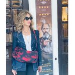 Zerrin Tekindor Instagram – Dün akşam Harold Pinter Theatre’da #StephenBrown’un yazdığı, #TomMorris’in yönettiği #DrSemmelweis adlı oyunu seyrettim. 1800’lerde yaşamış bir bilim insanı ve hekim olan ve el yıkamanın doğum sırasında ve ameliyatlarda en önemli şey olduğunu bas bas bağıran ama diğer doktorların umursamadığı Ignaz Semmelweis’ın hikayesi anlatılıyor oyunda. #MarkRylance yine her zamanki gibi sinir bozucu iyi oynuyor. Tiyatroyla baleyi birleştirmişler; birçok sahne replikle değil baleyle anlatıldı. Ve konservatuvarın ilk senesinde yaptığımız mimik derslerini hatırladım; bütün doğum sahneleri, bebekler, ameliyatlar hep mimikti. Çok enteresandı.
@haroldpintertheatre @semmelweisldn