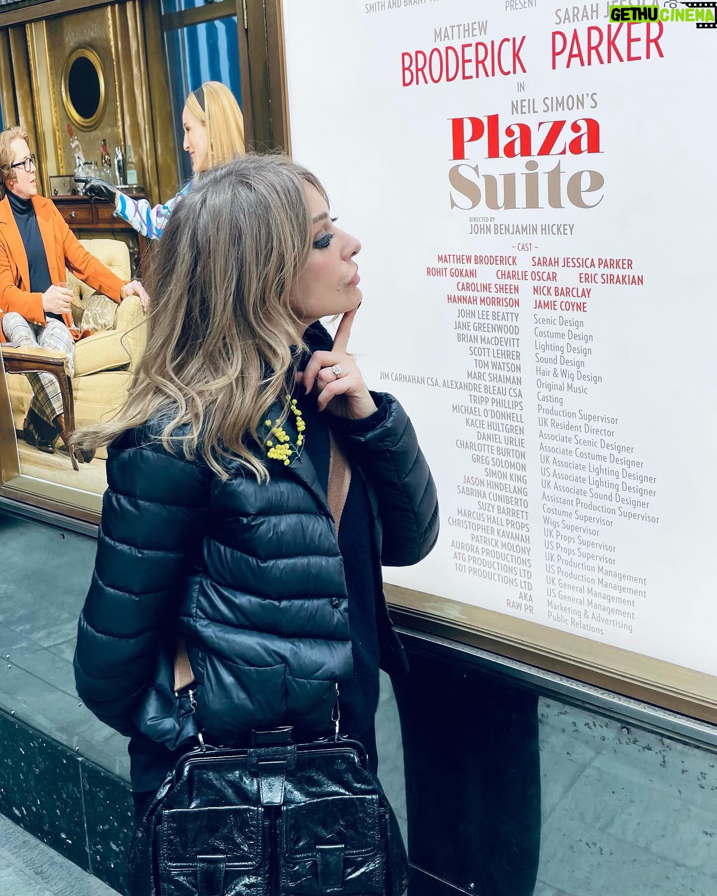Zerrin Tekindor Instagram - Bugün @savoytheatreldn’da Neil Simon oyunu @plazasuiteuk’i seyrettim. İzlemesi çok zevkli, çok komik bir oyundu. Farklı zamanlarda, aynı otel odasında geçen üç hikayeden oluşuyor. Beklediğimden çok daha iyiydi. @sarahjessicaparker’ı ben çok severim de herkes çok seviyormuş meğer. Sahneye çıktığında kıyamet koptu. Çok doğal, çok sempatik ve inanılmaz zarifti. Çok ışıklı bir oyuncu, başka bir oyunda seyretmeyi yine çok isterim. #matthewbroderick de harikaydı. Çok komikti o da… İki oyuncunun da uyumu inanılmaz iyiydi. İyi ki seyretmişim. Tavsiye ederim… #plazasuite #neilsimon #sarahjessicaparker #plazasuitetheshow