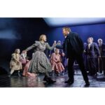 Zerrin Tekindor Instagram – Dün akşam Gielgud Theatre’da Lyndsey Turner’ın yönettiği @nationaltheatre prodüksiyonu #TheCrucible’ı (Cadı Kazanı) seyrettik. Şahaneydi. Olağanüstü bir reji, dekor (@esdevlin) ve ışık tasarımı (@timlutkin_lighting_design) vardı. 3 saatlik oyun 1.5 saat gibi geçti. Fırsatı olan herkese tavsiye edeceğim bir Arthur Miller klasiği.
#cadıkazanı #arthurmiller #westend #thecrucible @crucibleonstage
