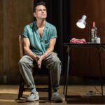 Zerrin Tekindor Instagram – Çehov’un en güzel oyunlarından biri #VanyaDayı, #AndrewScott tarafından tek başına oynanıyor. Metni #SimonStephens uyarlamış, #SamYates yönetmiş. Tek kişilik oyun diye teksti kısaltmamışlar; oyunun tamamını, yazıldığı gibi tek başına oynadı 110 dakikada. Göremiyorduk ama adeta bütün karakterler sahnedeydi. Seyrettiğim en iyi oyun ve en iyi performanslardan biriydi. #AndrewScott ne oynarsa oynasın hepsini takip edeceğim bundan sonra. 👏🏻👏🏻👏🏻🤩🤩🤩 @vanyaonstage @simonwstephens @samyates2020 @dukeofyorksldn