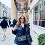 Zerrin Tekindor Instagram – Bu akşam @theatreroyalhaymarket’ta #ThePictureOfDorianGray’i seyrettim. @sarah_snook’un performansı olağanüstüydü. Öyle kolay rastlanır bir performans değil; öyle böyle değil… @kip_williams’ın adaptasyonu ve rejisi kusursuz. Hikayenin, günümüzün önüne geçilemeyen güzellik takıntısına da gönderme yapması çok etkileyiciydi, harika bir fikirdi. Fırsatı olan herkesin seyretmesini tavsiye ederim. @doriangrayplay #DorianGrayPlay 👏🏻👏🏻👏🏻 #oneydigız