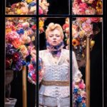 Zerrin Tekindor Instagram – Bu akşam @theatreroyalhaymarket’ta #ThePictureOfDorianGray’i seyrettim. @sarah_snook’un performansı olağanüstüydü. Öyle kolay rastlanır bir performans değil; öyle böyle değil… @kip_williams’ın adaptasyonu ve rejisi kusursuz. Hikayenin, günümüzün önüne geçilemeyen güzellik takıntısına da gönderme yapması çok etkileyiciydi, harika bir fikirdi. Fırsatı olan herkesin seyretmesini tavsiye ederim. @doriangrayplay #DorianGrayPlay 👏🏻👏🏻👏🏻 #oneydigız