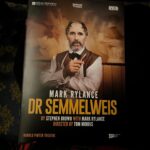 Zerrin Tekindor Instagram – Dün akşam Harold Pinter Theatre’da #StephenBrown’un yazdığı, #TomMorris’in yönettiği #DrSemmelweis adlı oyunu seyrettim. 1800’lerde yaşamış bir bilim insanı ve hekim olan ve el yıkamanın doğum sırasında ve ameliyatlarda en önemli şey olduğunu bas bas bağıran ama diğer doktorların umursamadığı Ignaz Semmelweis’ın hikayesi anlatılıyor oyunda. #MarkRylance yine her zamanki gibi sinir bozucu iyi oynuyor. Tiyatroyla baleyi birleştirmişler; birçok sahne replikle değil baleyle anlatıldı. Ve konservatuvarın ilk senesinde yaptığımız mimik derslerini hatırladım; bütün doğum sahneleri, bebekler, ameliyatlar hep mimikti. Çok enteresandı.
@haroldpintertheatre @semmelweisldn