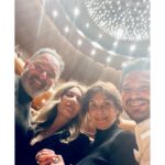 Zerrin Tekindor Instagram - Çok değerli @mericsumen ve @erhanguzel’in arasında seyrettim #DonKişot’u. Oturdukları yerden ezbere bildikleri hareketlere ve müziğe refleks olarak eşlik etmelerinin tanığı olmak da müthiş zevkliydi. İnanılmaz zor bir iş fakat izlemek rüya gibi. Tüm ekibi kutlarım, herkese de seyretmelerini tavsiye ederim.