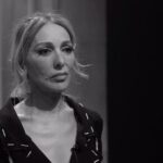 Zerrin Tekindor Instagram – #Toz Eylül’den itibaren yurtiçi ve yurtdışı gösterimleriyle sahnelenmeye devam edecek…

Betonların göğü henüz delmediği zamanlarda büyük şehrin sokaklarında, apartman önlerinde büyüyen bir kız çocuğu. Güzeller güzeli ev kadını anne ile titiz avukat babanın tek kızı: Handan. Sokakların da anne babasıyla yaşadığı evin içi gibi huzursuz olduğu zamanlardan geçerek büyüyen, kendi yolunu bulan bir genç kadın…

Kafasının ve kalbinin içi seslerle dolu; çok uzaklardan gelen bir melodi, kuşlar, rayların sesi, sevinçli bir hediye paketinin hışırtısı, annesinin, babasının, babaannesinin, halasının sesi… Sonra birden fazla ‘çat’ sesi, farklı zamanlarda, farklı evlerin duvarlarında yankılanan…

Karşımıza yetişkin bir kadın olarak çıkan Handan’la tanıştığımızda; o, çocukluğundan bugüne uzanan bir hikâyeye çoktan dalıp gitmiş olacak. Handan’ın ve onun hafızasından çıkıp gelen annesi Feri’nin öyküsü, 1960’lardan bugüne uzanan bir anlatıya yerleşiyor. Murat Mahmutyazıcıoğlu’nun kaleminden çıkan, çok kişiyle kesişen bu tek kişilik kadın oyunu, Hira Tekindor’un yönetiminde, Zerrin Tekindor’un performansıyla seyirciyle buluşmaya devam ediyor…

Yazan: Murat Mahmutyazıcıoğlu
Yöneten: Hira Tekindor
Oynayan: Zerrin Tekindor
Yapımcı: Ayşe Barım
Uygulayıcı Yapımcı: Duygu Bayram
Dekor Tasarım: Şirin Dağtekin Yenen
Işık Tasarım: Yakup Çartık
Kostüm Tasarım: Gamze Saraçoğlu
Yönetmen Yardımcısı: Beste Güven
Yapım Koordinatörü: Ayşegül Beyazdağ
Reji Asistanı: Şeyma Demircan
Sahne Amiri: Abdurrahim Mert
Oyun Fotoğrafları: Banu Kaplancalı
Afiş Fotoğrafı: Özlem Dinç
Afiş Tasarımı: Berkcan Okar
Süre: 60 dk
13  yaş üzeri seyirciler için uygundur