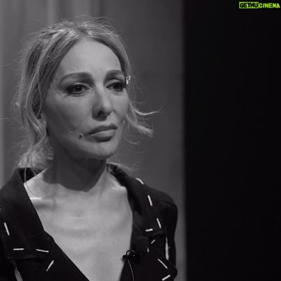 Zerrin Tekindor Instagram - #Toz Eylül’den itibaren yurtiçi ve yurtdışı gösterimleriyle sahnelenmeye devam edecek… Betonların göğü henüz delmediği zamanlarda büyük şehrin sokaklarında, apartman önlerinde büyüyen bir kız çocuğu. Güzeller güzeli ev kadını anne ile titiz avukat babanın tek kızı: Handan. Sokakların da anne babasıyla yaşadığı evin içi gibi huzursuz olduğu zamanlardan geçerek büyüyen, kendi yolunu bulan bir genç kadın... Kafasının ve kalbinin içi seslerle dolu; çok uzaklardan gelen bir melodi, kuşlar, rayların sesi, sevinçli bir hediye paketinin hışırtısı, annesinin, babasının, babaannesinin, halasının sesi… Sonra birden fazla ‘çat’ sesi, farklı zamanlarda, farklı evlerin duvarlarında yankılanan… Karşımıza yetişkin bir kadın olarak çıkan Handan’la tanıştığımızda; o, çocukluğundan bugüne uzanan bir hikâyeye çoktan dalıp gitmiş olacak. Handan’ın ve onun hafızasından çıkıp gelen annesi Feri’nin öyküsü, 1960’lardan bugüne uzanan bir anlatıya yerleşiyor. Murat Mahmutyazıcıoğlu’nun kaleminden çıkan, çok kişiyle kesişen bu tek kişilik kadın oyunu, Hira Tekindor’un yönetiminde, Zerrin Tekindor’un performansıyla seyirciyle buluşmaya devam ediyor… Yazan: Murat Mahmutyazıcıoğlu Yöneten: Hira Tekindor Oynayan: Zerrin Tekindor Yapımcı: Ayşe Barım Uygulayıcı Yapımcı: Duygu Bayram Dekor Tasarım: Şirin Dağtekin Yenen Işık Tasarım: Yakup Çartık Kostüm Tasarım: Gamze Saraçoğlu Yönetmen Yardımcısı: Beste Güven Yapım Koordinatörü: Ayşegül Beyazdağ Reji Asistanı: Şeyma Demircan Sahne Amiri: Abdurrahim Mert Oyun Fotoğrafları: Banu Kaplancalı Afiş Fotoğrafı: Özlem Dinç Afiş Tasarımı: Berkcan Okar Süre: 60 dk 13 yaş üzeri seyirciler için uygundur