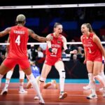 Zerrin Tekindor Instagram – Bu ne güzellik… Şahanesiniz #FileninSultanları ❤️🥇 
AVRUPA ŞAMPİYONU TÜRKİYE 🇹🇷❤️👏🏻👏🏻👏🏻👏🏻👏🏻
Çok yaşayın… Sizi çok seviyoruz.