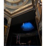 Zerrin Tekindor Instagram – Dün akşam Harold Pinter Theatre’da #StephenBrown’un yazdığı, #TomMorris’in yönettiği #DrSemmelweis adlı oyunu seyrettim. 1800’lerde yaşamış bir bilim insanı ve hekim olan ve el yıkamanın doğum sırasında ve ameliyatlarda en önemli şey olduğunu bas bas bağıran ama diğer doktorların umursamadığı Ignaz Semmelweis’ın hikayesi anlatılıyor oyunda. #MarkRylance yine her zamanki gibi sinir bozucu iyi oynuyor. Tiyatroyla baleyi birleştirmişler; birçok sahne replikle değil baleyle anlatıldı. Ve konservatuvarın ilk senesinde yaptığımız mimik derslerini hatırladım; bütün doğum sahneleri, bebekler, ameliyatlar hep mimikti. Çok enteresandı.
@haroldpintertheatre @semmelweisldn