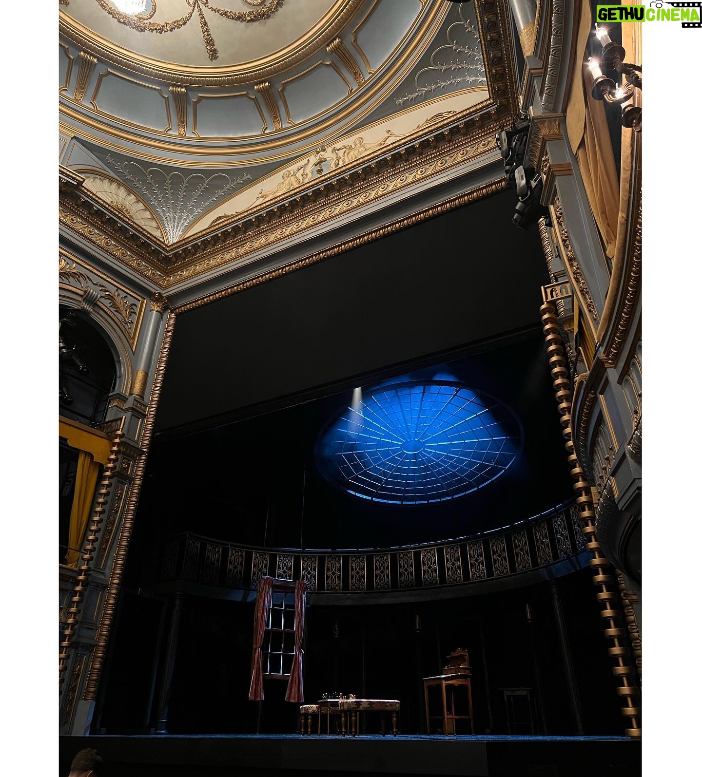 Zerrin Tekindor Instagram - Dün akşam Harold Pinter Theatre’da #StephenBrown’un yazdığı, #TomMorris’in yönettiği #DrSemmelweis adlı oyunu seyrettim. 1800’lerde yaşamış bir bilim insanı ve hekim olan ve el yıkamanın doğum sırasında ve ameliyatlarda en önemli şey olduğunu bas bas bağıran ama diğer doktorların umursamadığı Ignaz Semmelweis’ın hikayesi anlatılıyor oyunda. #MarkRylance yine her zamanki gibi sinir bozucu iyi oynuyor. Tiyatroyla baleyi birleştirmişler; birçok sahne replikle değil baleyle anlatıldı. Ve konservatuvarın ilk senesinde yaptığımız mimik derslerini hatırladım; bütün doğum sahneleri, bebekler, ameliyatlar hep mimikti. Çok enteresandı. @haroldpintertheatre @semmelweisldn