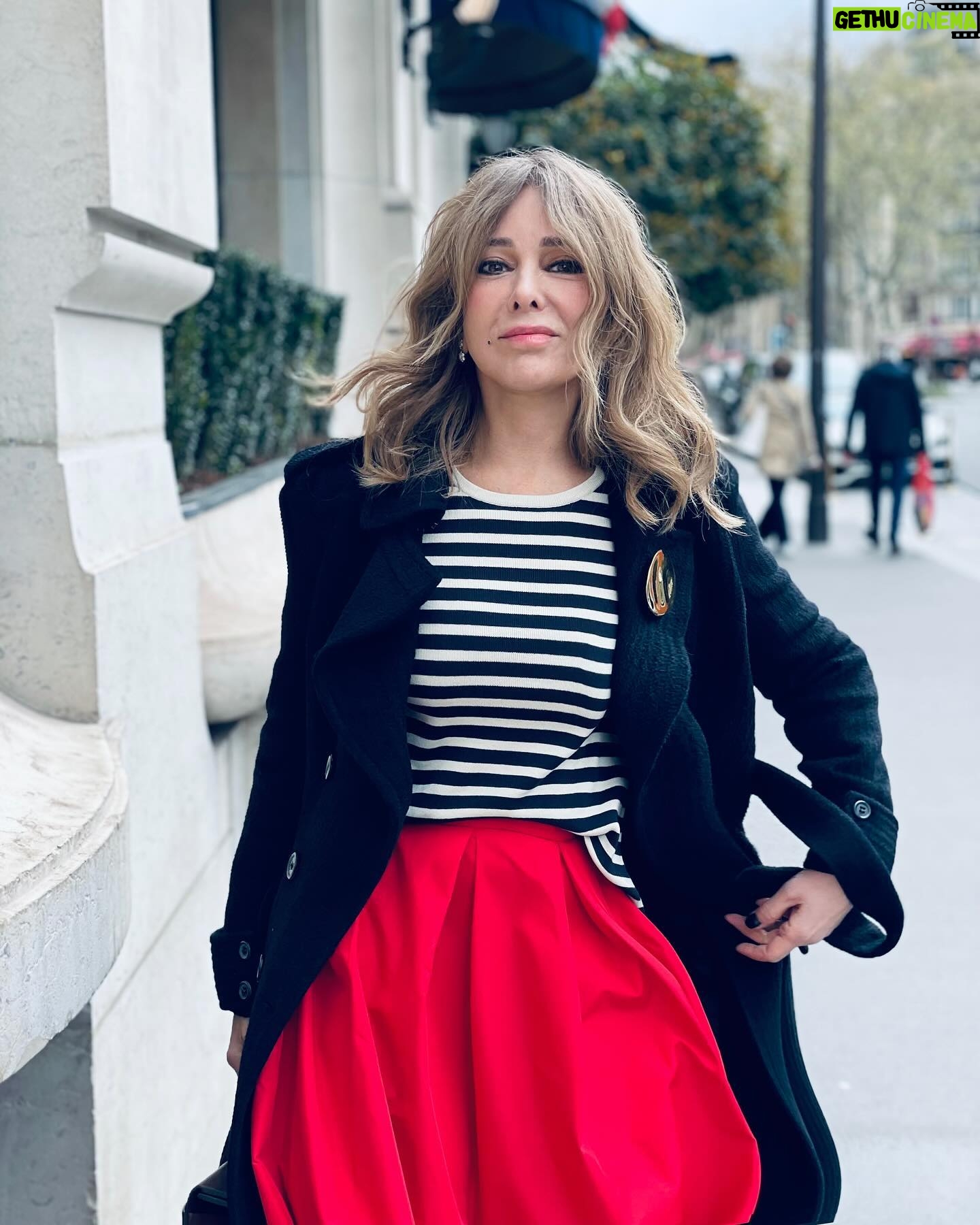 Zerrin Tekindor Instagram - Toz’un Paris turnesi çok iyi geçti. 🩷 #TozParis Oyunumuzu seyretmeye gelenlere çok teşekkürler… Paris, Mart 2024 @tozoyunofficial 🇫🇷 #TOZ NİSAN PROGRAMI: ▪️14-15 Nisan • CKM ▪️17 Nisan • Zorlu PSM ▪️20-21 Nisan • Fişekhane ▪️22 Nisan • DasDas