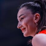 Zerrin Tekindor Instagram – Bu ne güzellik… Şahanesiniz #FileninSultanları ❤️🥇 
AVRUPA ŞAMPİYONU TÜRKİYE 🇹🇷❤️👏🏻👏🏻👏🏻👏🏻👏🏻
Çok yaşayın… Sizi çok seviyoruz.