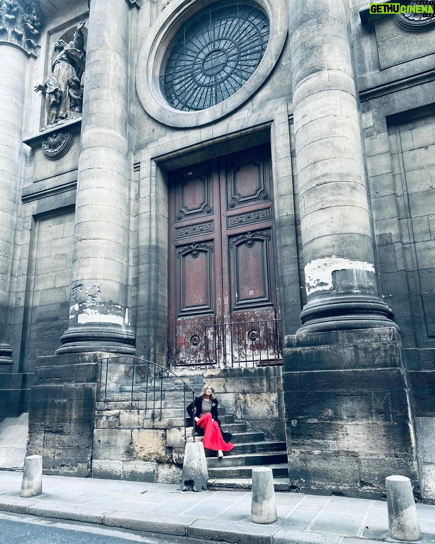 Zerrin Tekindor Instagram - Toz’un Paris turnesi çok iyi geçti. 🩷 #TozParis Oyunumuzu seyretmeye gelenlere çok teşekkürler… Paris, Mart 2024 @tozoyunofficial 🇫🇷 #TOZ NİSAN PROGRAMI: ▪️14-15 Nisan • CKM ▪️17 Nisan • Zorlu PSM ▪️20-21 Nisan • Fişekhane ▪️22 Nisan • DasDas