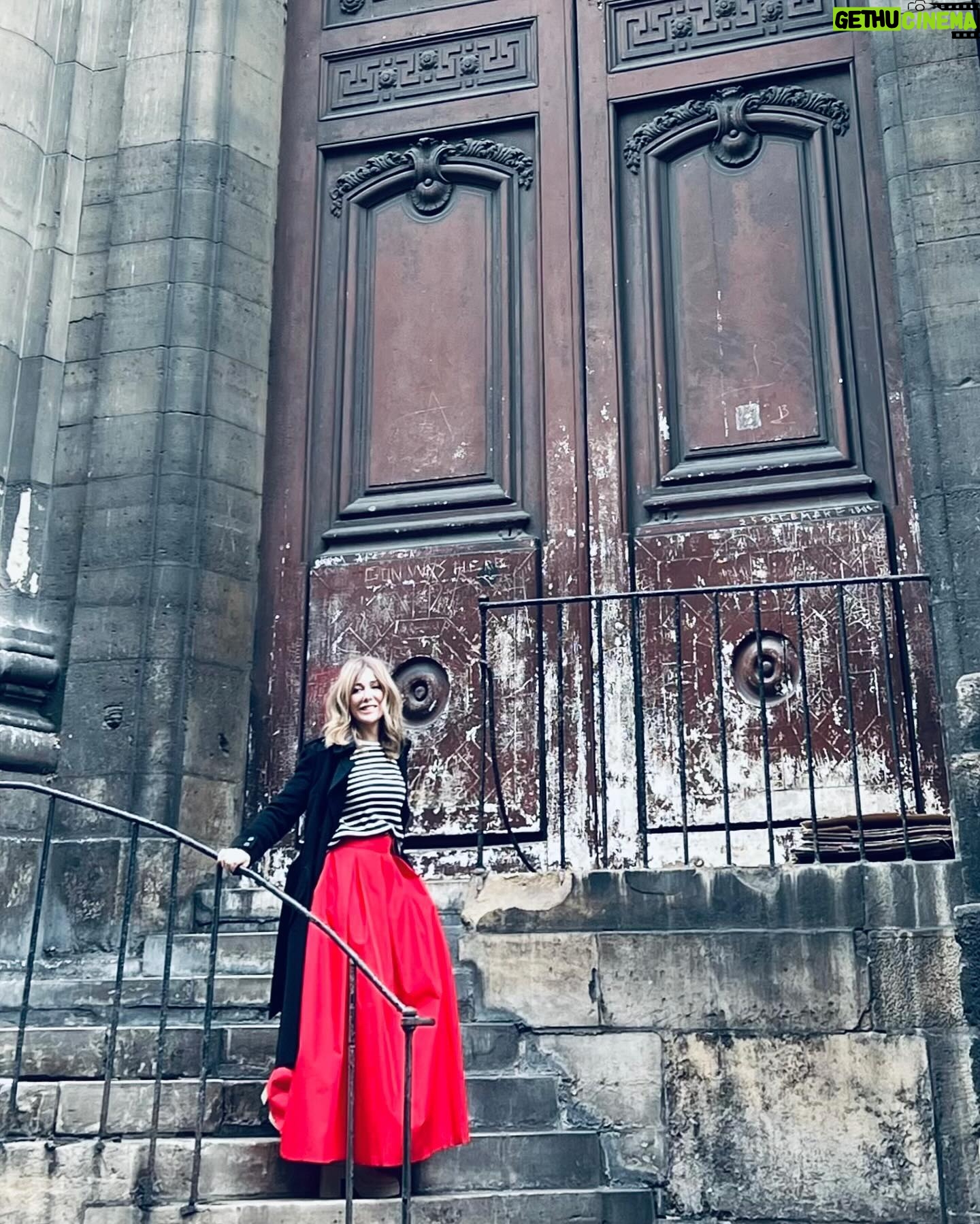 Zerrin Tekindor Instagram - Toz’un Paris turnesi çok iyi geçti. 🩷 #TozParis Oyunumuzu seyretmeye gelenlere çok teşekkürler… Paris, Mart 2024 @tozoyunofficial 🇫🇷 #TOZ NİSAN PROGRAMI: ▪️14-15 Nisan • CKM ▪️17 Nisan • Zorlu PSM ▪️20-21 Nisan • Fişekhane ▪️22 Nisan • DasDas