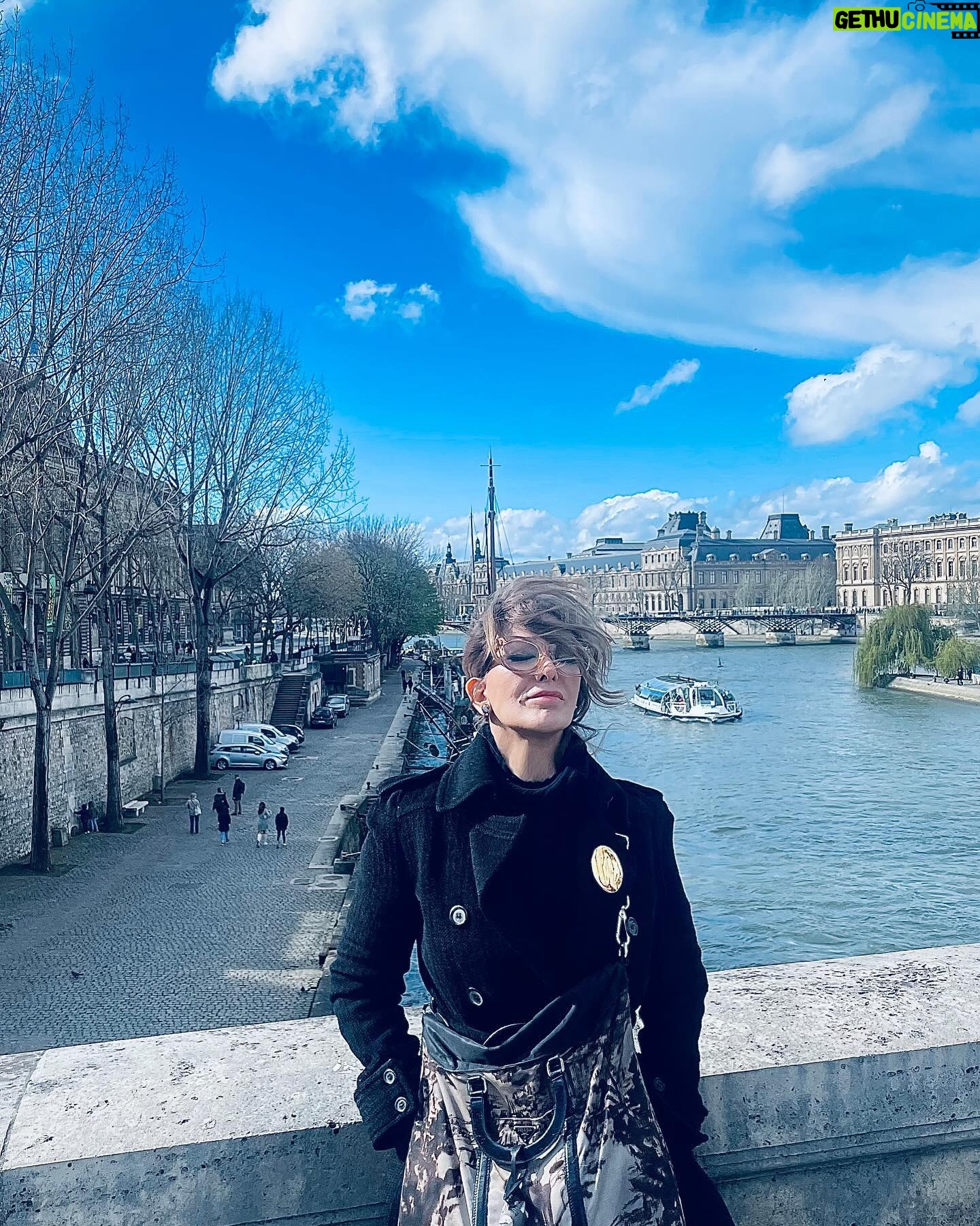 Zerrin Tekindor Instagram - Toz’un Paris turnesi çok iyi geçti. 🩷 #TozParis Oyunumuzu seyretmeye gelenlere çok teşekkürler… Paris, Mart 2024 @tozoyunofficial 🇫🇷 #TOZ NİSAN PROGRAMI: ▪️14-15 Nisan • CKM ▪️17 Nisan • Zorlu PSM ▪️20-21 Nisan • Fişekhane ▪️22 Nisan • DasDas