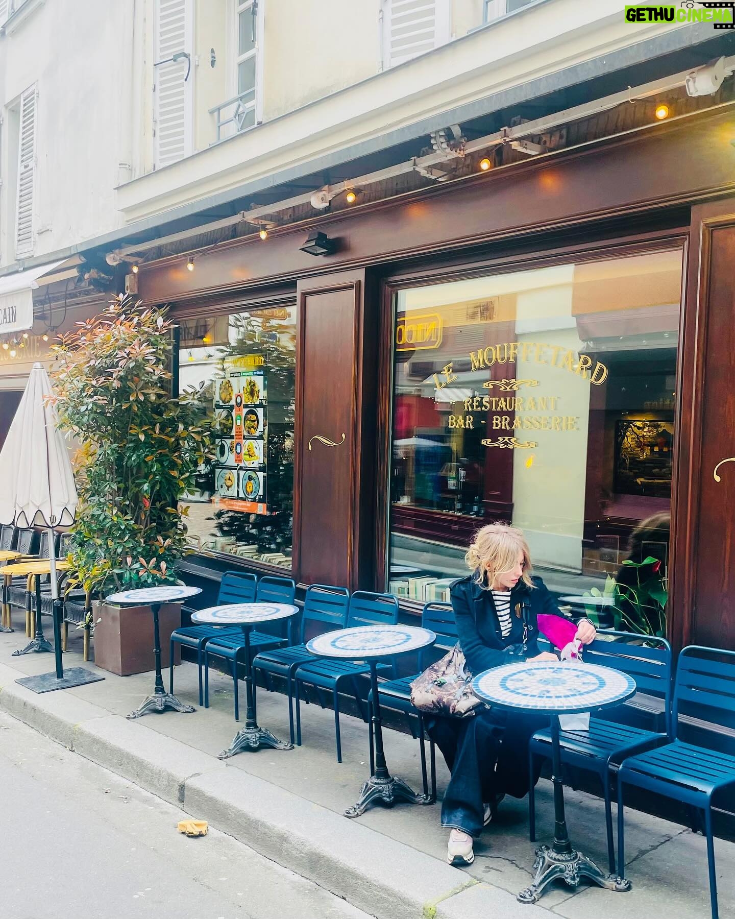 Zerrin Tekindor Instagram - Toz’un Paris turnesi çok iyi geçti. 🩷 #TozParis Oyunumuzu seyretmeye gelenlere çok teşekkürler… Paris, Mart 2024 @tozoyunofficial 🇫🇷 #TOZ NİSAN PROGRAMI: ▪️14-15 Nisan • CKM ▪️17 Nisan • Zorlu PSM ▪️20-21 Nisan • Fişekhane ▪️22 Nisan • DasDas