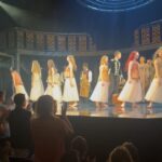 Zerrin Tekindor Instagram – Dün akşam Harold Pinter Theatre’da #StephenBrown’un yazdığı, #TomMorris’in yönettiği #DrSemmelweis adlı oyunu seyrettim. 1800’lerde yaşamış bir bilim insanı ve hekim olan ve el yıkamanın doğum sırasında ve ameliyatlarda en önemli şey olduğunu bas bas bağıran ama diğer doktorların umursamadığı Ignaz Semmelweis’ın hikayesi anlatılıyor oyunda. #MarkRylance yine her zamanki gibi sinir bozucu iyi oynuyor. Tiyatroyla baleyi birleştirmişler; birçok sahne replikle değil baleyle anlatıldı. Ve konservatuvarın ilk senesinde yaptığımız mimik derslerini hatırladım; bütün doğum sahneleri, bebekler, ameliyatlar hep mimikti. Çok enteresandı.
@haroldpintertheatre @semmelweisldn