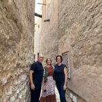 Zerrin Tekindor Instagram - Dubai’de Queen Elizabeth 2 gemisinin içindeki Theatre by QE2 sahnesinde oynadığımız #Toz’un iki temsili de harika geçti. Seyretmeye gelen seyircilerimize çok teşekkür ederiz. @tozoyunofficial ekibi olarak çok zevkli, harika bir otelde kaldık. 100. Yıl pastası bile vardı odalarımızda. Bizi ağırlayan Yahya Alkan ve @slsdubai ekibine çok teşekkür ederiz. #dubai #tozdubai #slsdubai #theatrebyqe2