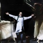 Zerrin Tekindor Instagram – Dün akşam Harold Pinter Theatre’da #StephenBrown’un yazdığı, #TomMorris’in yönettiği #DrSemmelweis adlı oyunu seyrettim. 1800’lerde yaşamış bir bilim insanı ve hekim olan ve el yıkamanın doğum sırasında ve ameliyatlarda en önemli şey olduğunu bas bas bağıran ama diğer doktorların umursamadığı Ignaz Semmelweis’ın hikayesi anlatılıyor oyunda. #MarkRylance yine her zamanki gibi sinir bozucu iyi oynuyor. Tiyatroyla baleyi birleştirmişler; birçok sahne replikle değil baleyle anlatıldı. Ve konservatuvarın ilk senesinde yaptığımız mimik derslerini hatırladım; bütün doğum sahneleri, bebekler, ameliyatlar hep mimikti. Çok enteresandı.
@haroldpintertheatre @semmelweisldn