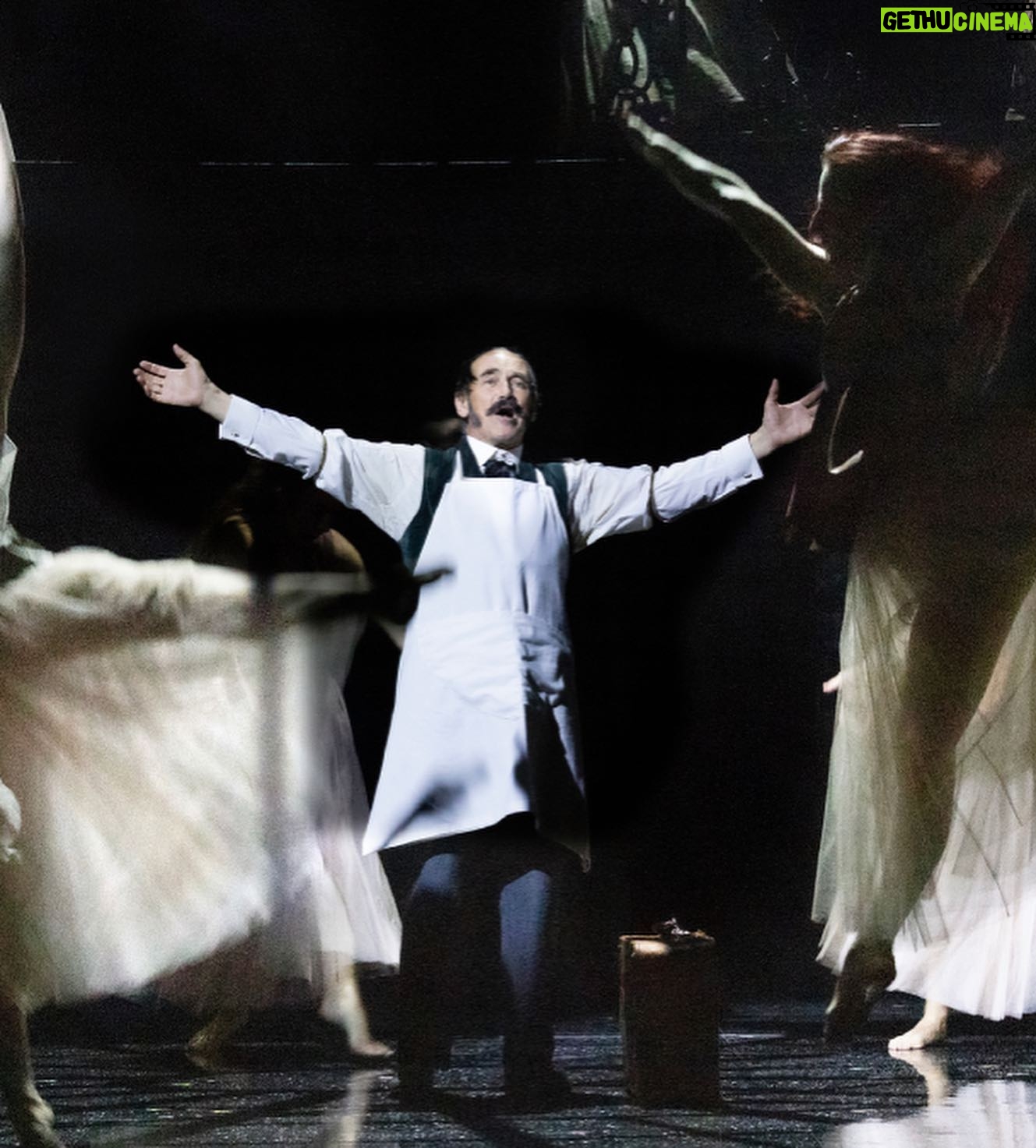 Zerrin Tekindor Instagram - Dün akşam Harold Pinter Theatre’da #StephenBrown’un yazdığı, #TomMorris’in yönettiği #DrSemmelweis adlı oyunu seyrettim. 1800’lerde yaşamış bir bilim insanı ve hekim olan ve el yıkamanın doğum sırasında ve ameliyatlarda en önemli şey olduğunu bas bas bağıran ama diğer doktorların umursamadığı Ignaz Semmelweis’ın hikayesi anlatılıyor oyunda. #MarkRylance yine her zamanki gibi sinir bozucu iyi oynuyor. Tiyatroyla baleyi birleştirmişler; birçok sahne replikle değil baleyle anlatıldı. Ve konservatuvarın ilk senesinde yaptığımız mimik derslerini hatırladım; bütün doğum sahneleri, bebekler, ameliyatlar hep mimikti. Çok enteresandı. @haroldpintertheatre @semmelweisldn