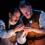 Zerrin Tekindor Instagram – Dün akşam Harold Pinter Theatre’da #StephenBrown’un yazdığı, #TomMorris’in yönettiği #DrSemmelweis adlı oyunu seyrettim. 1800’lerde yaşamış bir bilim insanı ve hekim olan ve el yıkamanın doğum sırasında ve ameliyatlarda en önemli şey olduğunu bas bas bağıran ama diğer doktorların umursamadığı Ignaz Semmelweis’ın hikayesi anlatılıyor oyunda. #MarkRylance yine her zamanki gibi sinir bozucu iyi oynuyor. Tiyatroyla baleyi birleştirmişler; birçok sahne replikle değil baleyle anlatıldı. Ve konservatuvarın ilk senesinde yaptığımız mimik derslerini hatırladım; bütün doğum sahneleri, bebekler, ameliyatlar hep mimikti. Çok enteresandı.
@haroldpintertheatre @semmelweisldn